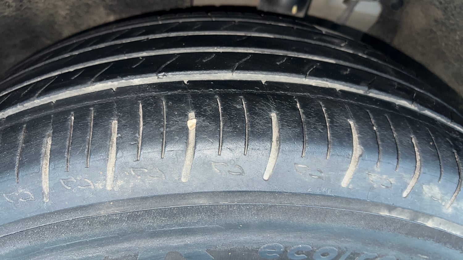 Used 2022 Mahindra XUV700 AX 5 Petrol MT 5 STR Petrol Manual tyres LEFT FRONT TYRE TREAD VIEW