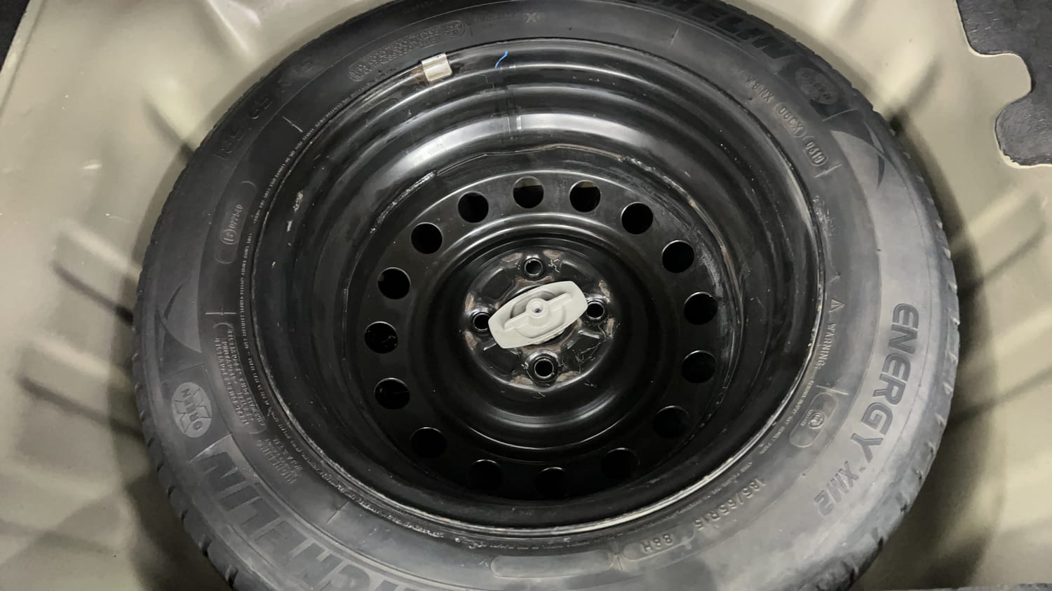 Used 2017 Maruti Suzuki Ciaz ZXi  AT Petrol Automatic tyres SPARE TYRE VIEW