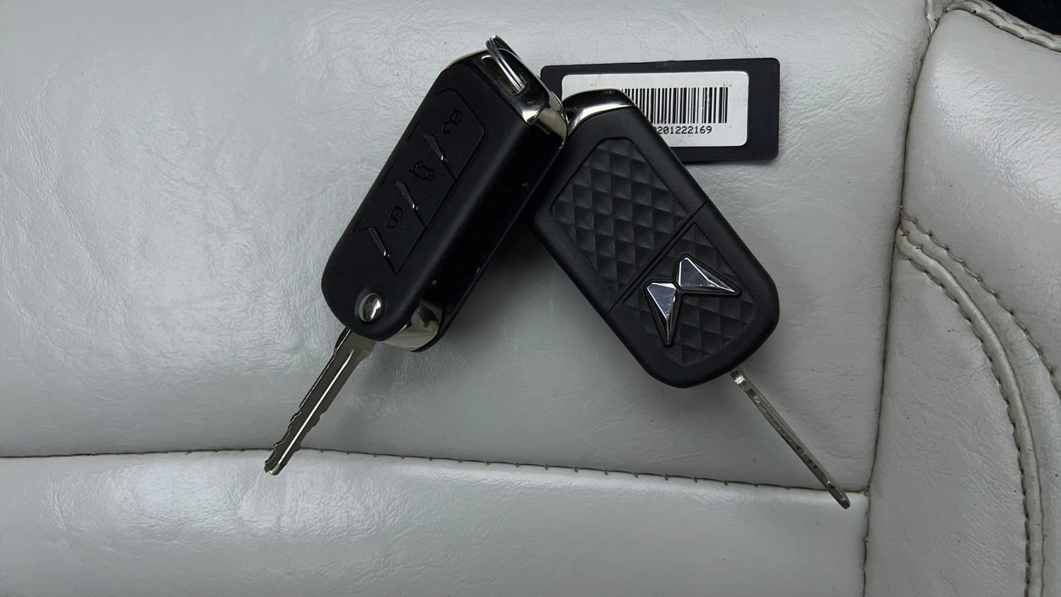 Used 2022 Mahindra XUV700 AX 5 Petrol MT 5 STR Petrol Manual extra CAR KEY VIEW