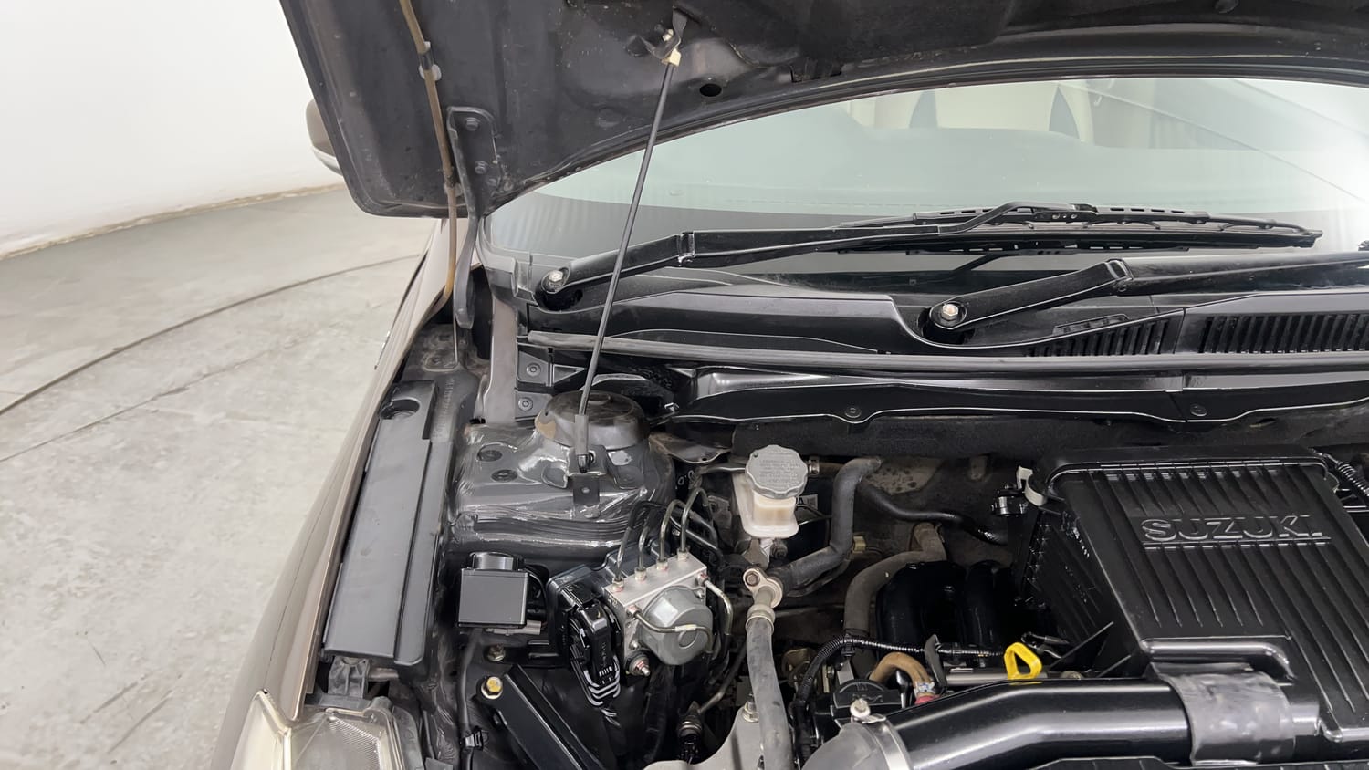 Used 2017 Maruti Suzuki Ciaz ZXi  AT Petrol Automatic engine ENGINE RIGHT SIDE HINGE & APRON VIEW