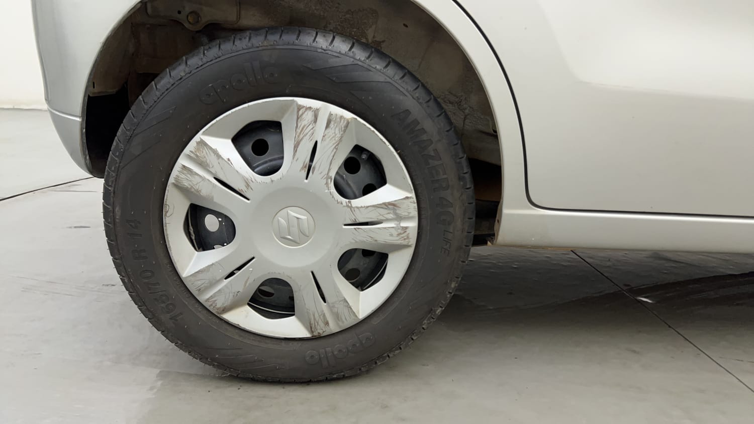 Used 2013 Maruti Suzuki Wagon R 1.0 VXi Petrol Manual tyres RIGHT REAR TYRE RIM VIEW