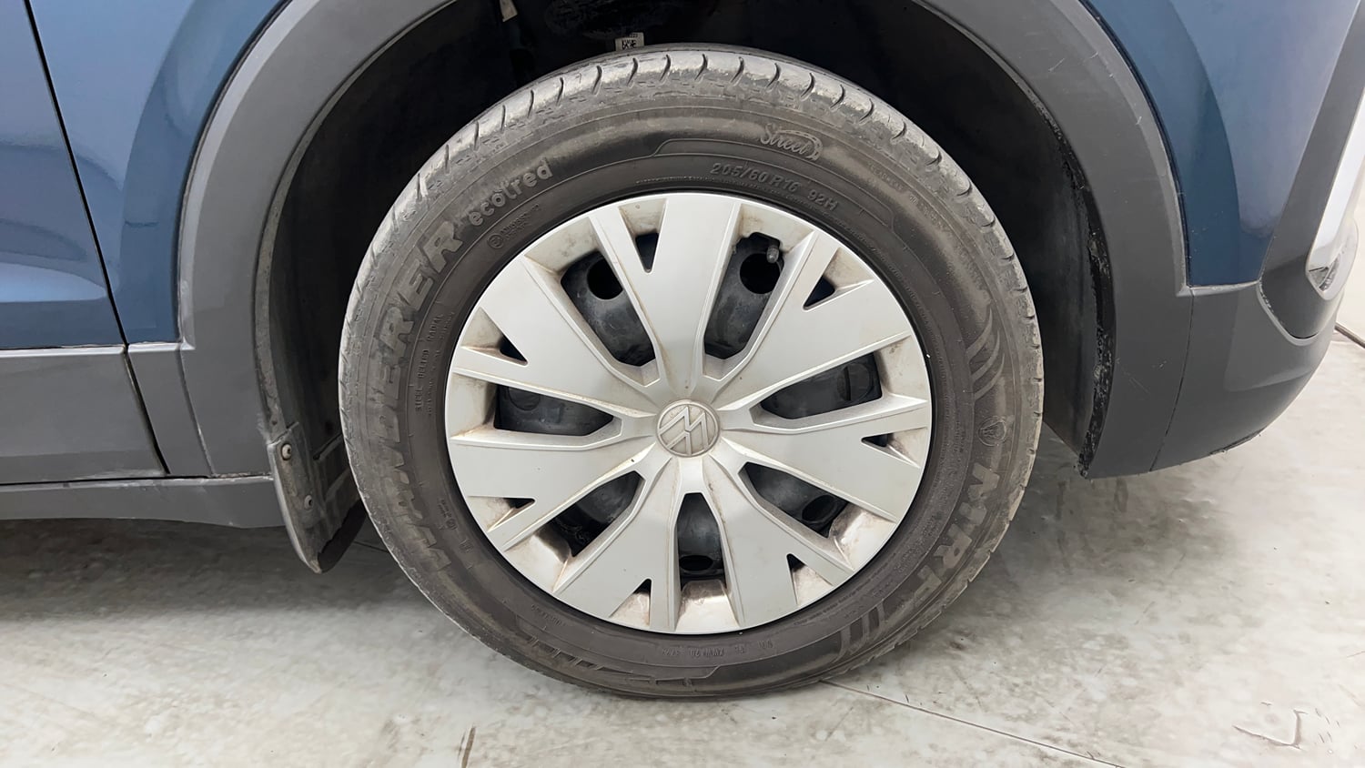 Used 2024 Volkswagen Taigun Comfortline 1.0 TSI MT Petrol Manual tyres RIGHT FRONT TYRE RIM VIEW
