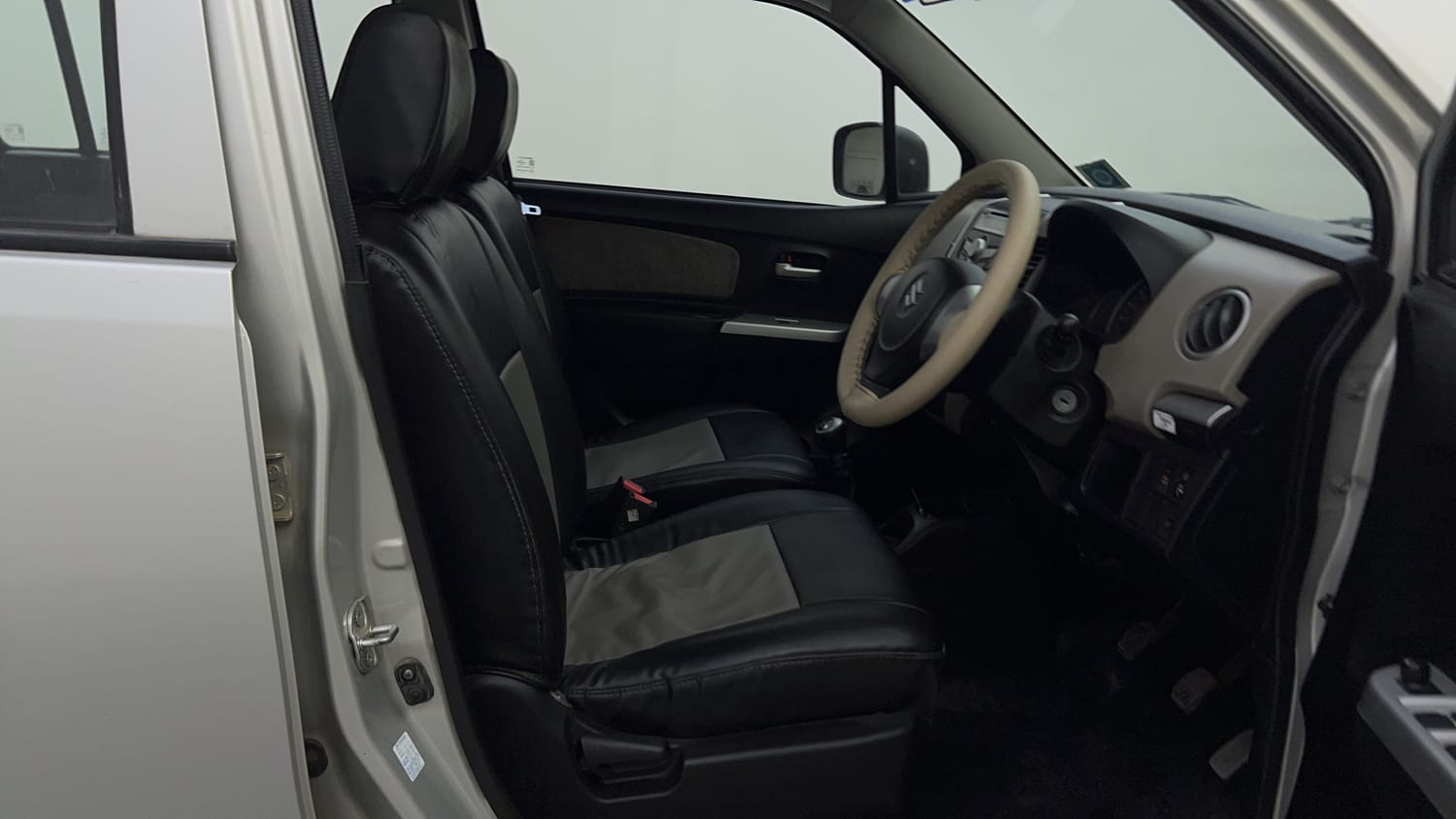 Used 2013 Maruti Suzuki Wagon R 1.0 VXi Petrol Manual interior RIGHT SIDE FRONT DOOR CABIN VIEW