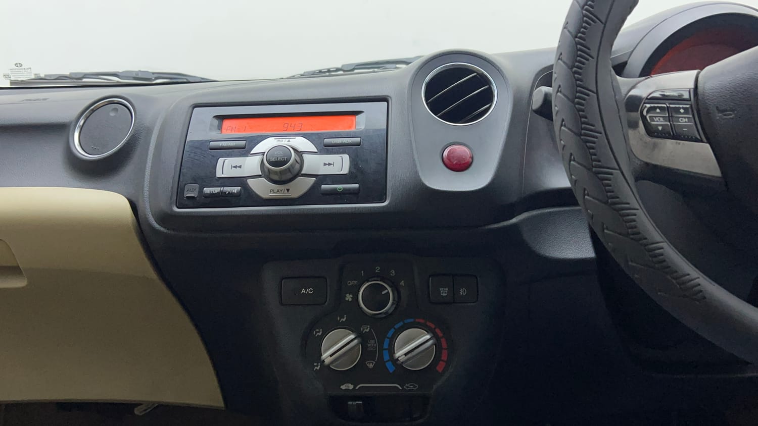 Used 2014 Honda Amaze 1.2 VX i-VTEC Petrol Manual interior MUSIC SYSTEM & AC CONTROL VIEW