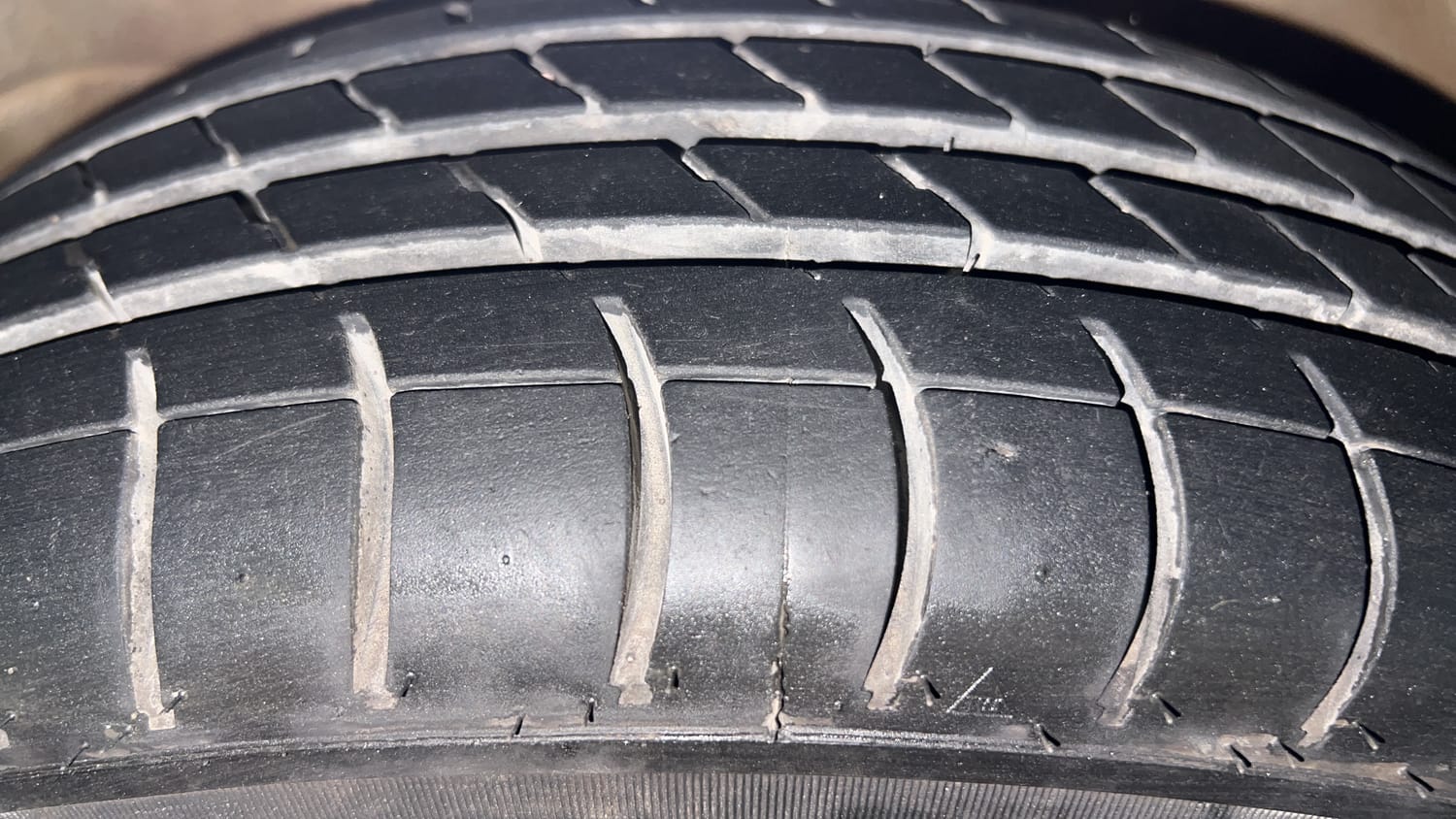 Used 2013 Maruti Suzuki Wagon R 1.0 VXi Petrol Manual tyres LEFT FRONT TYRE TREAD VIEW