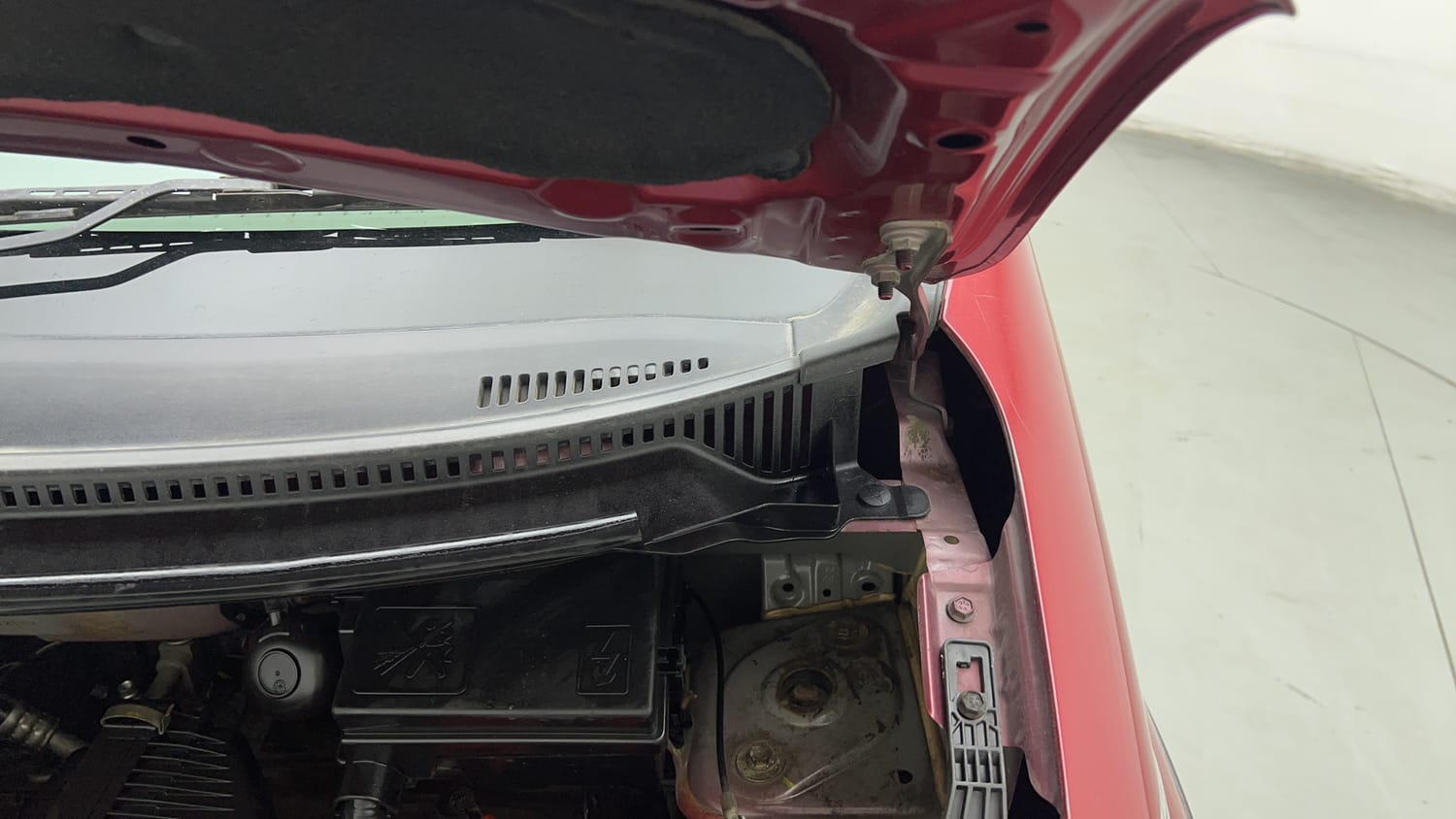 Used 2017 Datsun Redi-GO T (O) Petrol Manual engine ENGINE LEFT SIDE HINGE & APRON VIEW