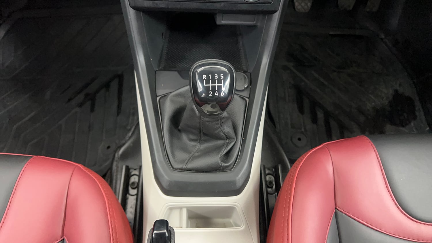 Used 2024 Volkswagen Taigun Comfortline 1.0 TSI MT Petrol Manual interior GEAR  KNOB VIEW