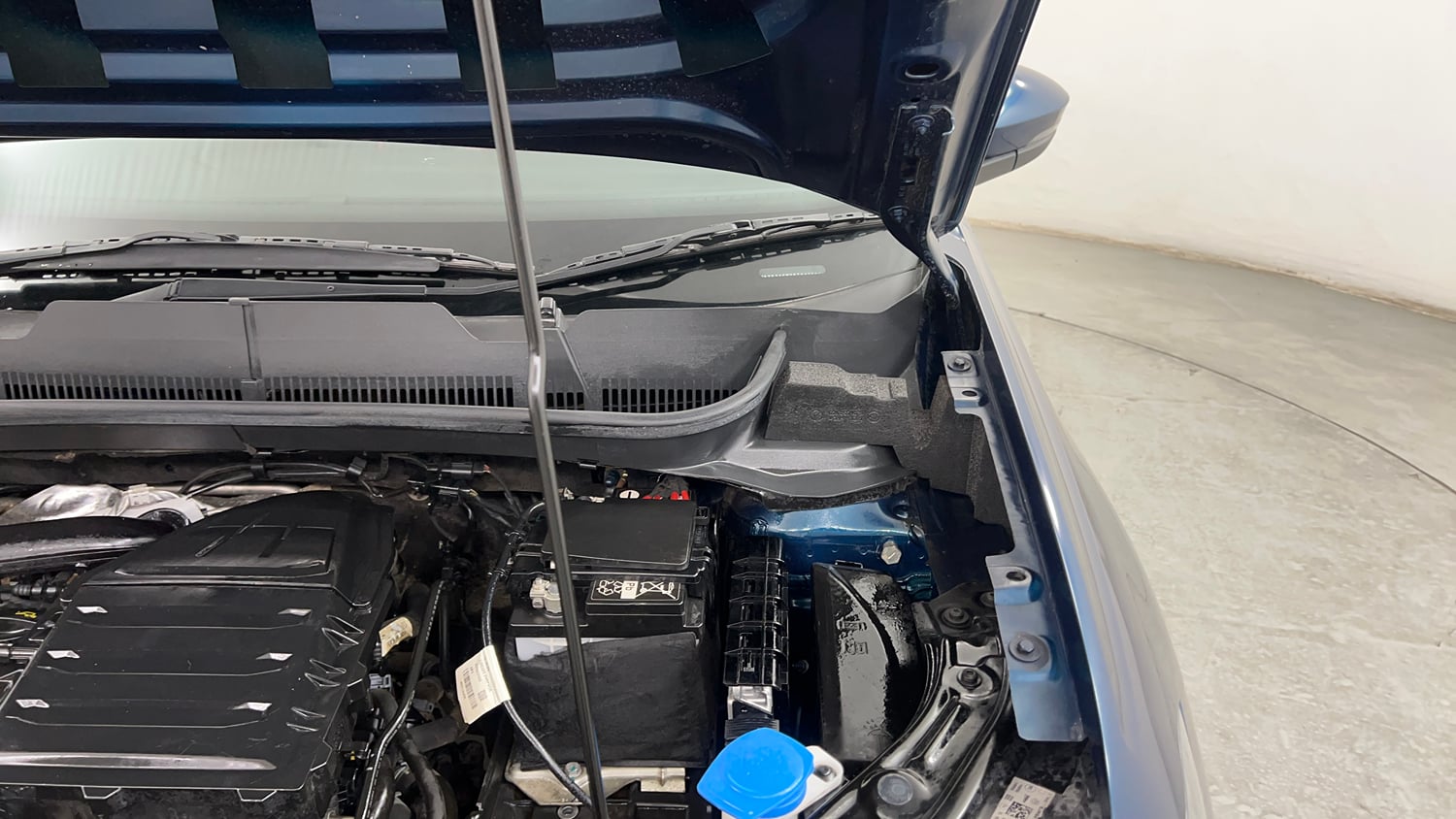 Used 2024 Volkswagen Taigun Comfortline 1.0 TSI MT Petrol Manual engine ENGINE LEFT SIDE HINGE & APRON VIEW