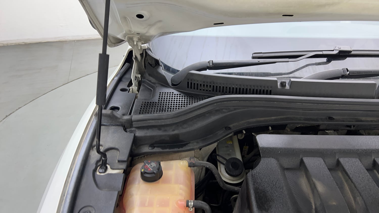Used 2022 Mahindra XUV700 AX 5 Petrol MT 5 STR Petrol Manual engine ENGINE RIGHT SIDE HINGE & APRON VIEW