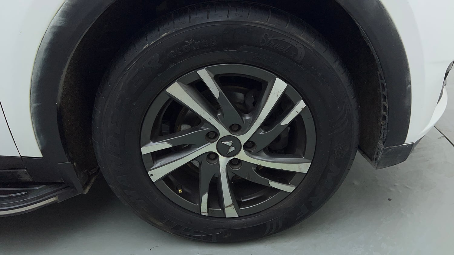 Used 2022 Mahindra XUV700 AX 5 Petrol MT 5 STR Petrol Manual tyres RIGHT FRONT TYRE RIM VIEW