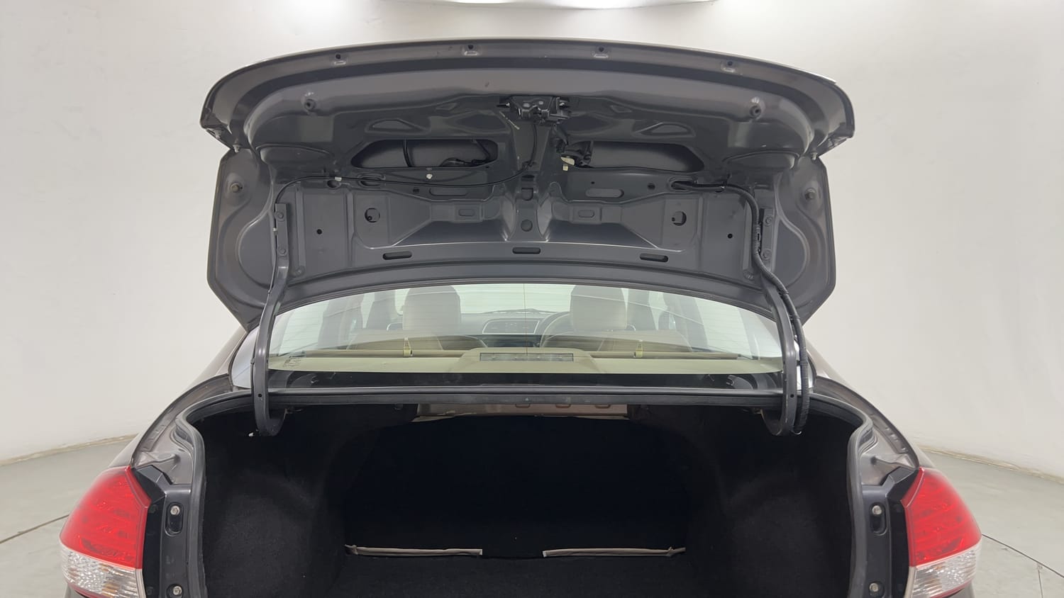 Used 2017 Maruti Suzuki Ciaz ZXi  AT Petrol Automatic interior DICKY DOOR OPEN VIEW