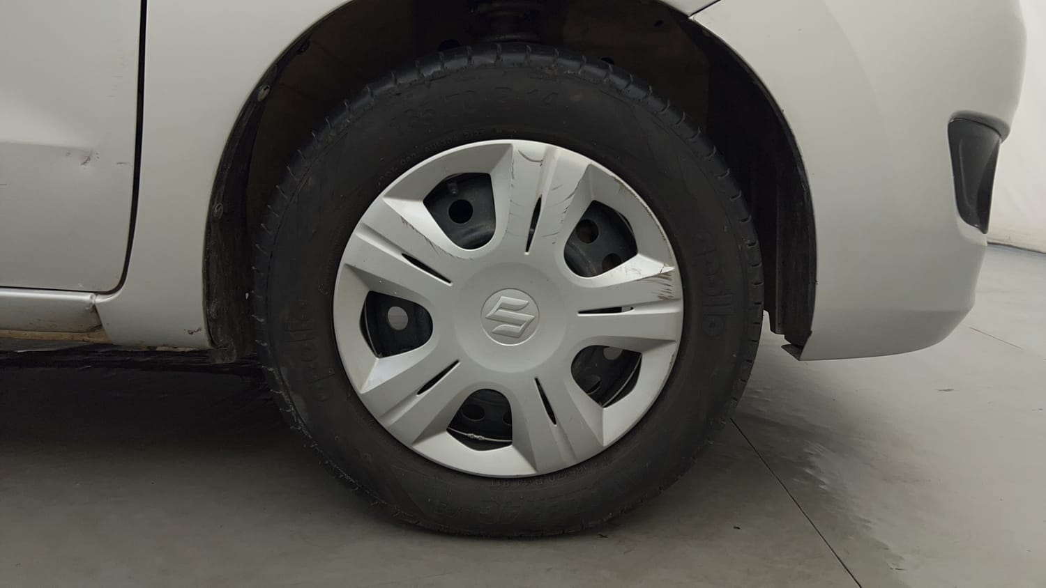 Used 2013 Maruti Suzuki Wagon R 1.0 VXi Petrol Manual tyres RIGHT FRONT TYRE RIM VIEW