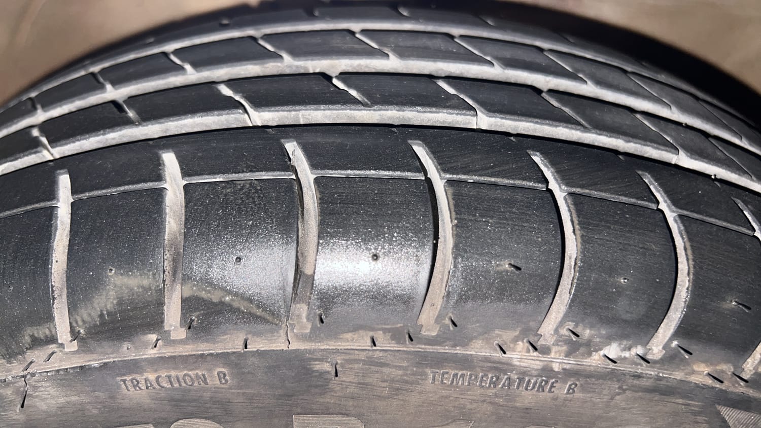 Used 2013 Maruti Suzuki Wagon R 1.0 VXi Petrol Manual tyres RIGHT FRONT TYRE TREAD VIEW