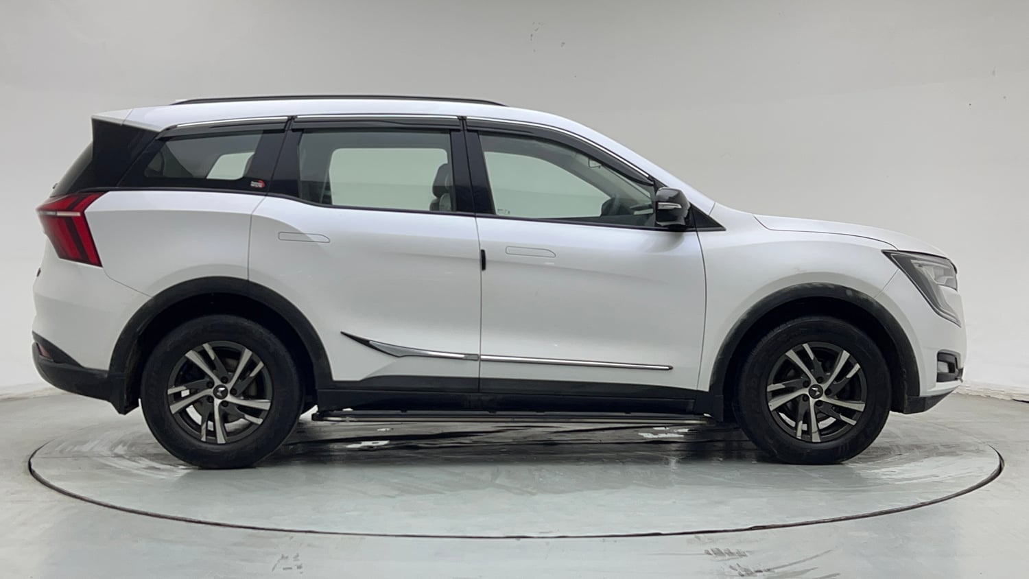 Used 2022 Mahindra XUV700 AX 5 Petrol MT 5 STR Petrol Manual exterior RIGHT SIDE VIEW