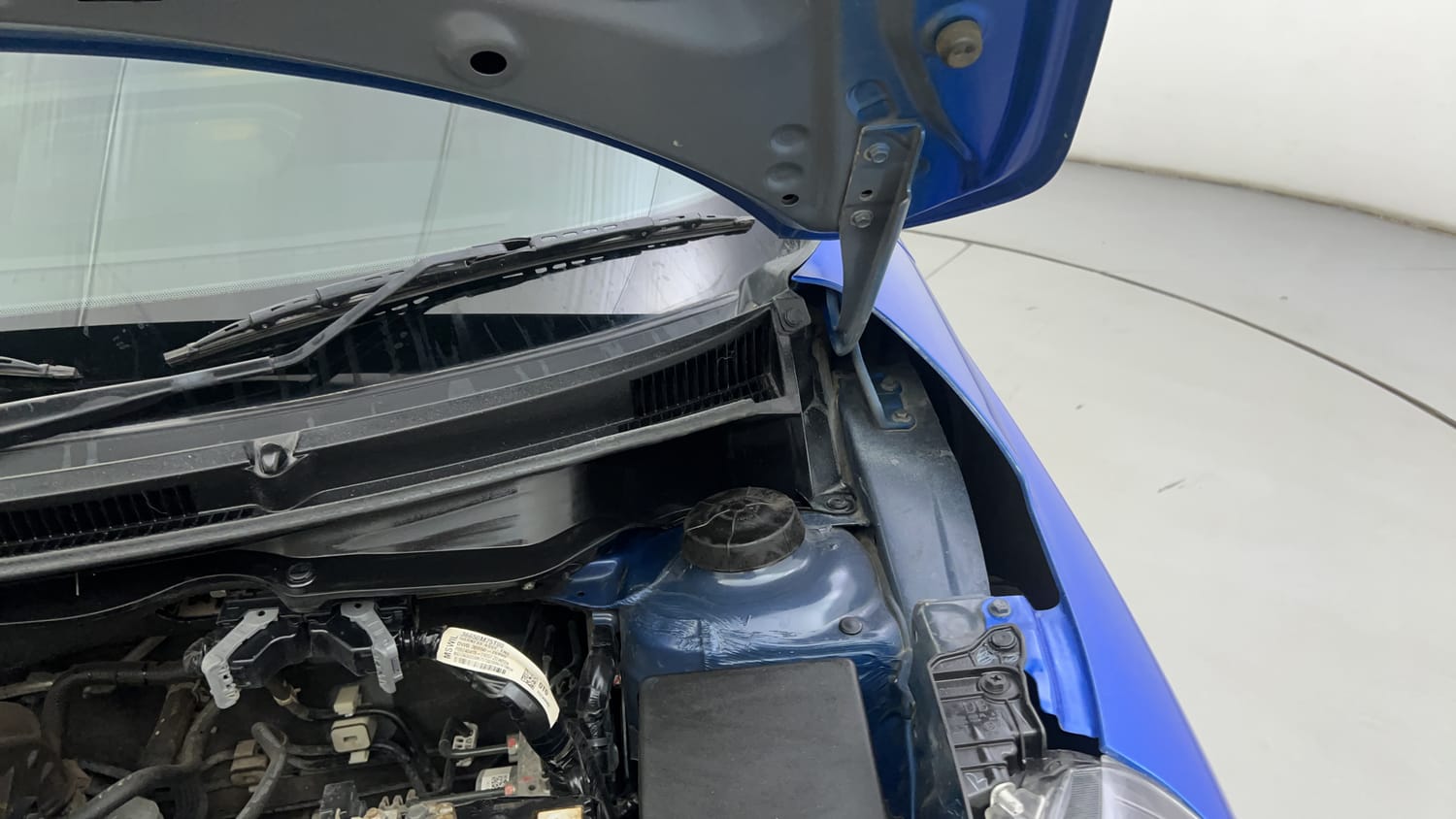 Used 2024 Maruti Suzuki Swift VXi (O) Petrol Manual engine ENGINE LEFT SIDE HINGE & APRON VIEW