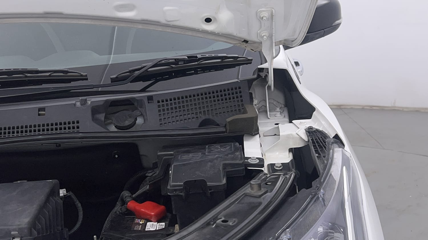 Used 2021 Nissan Magnite XL Turbo CVT Petrol Automatic engine ENGINE LEFT SIDE HINGE & APRON VIEW
