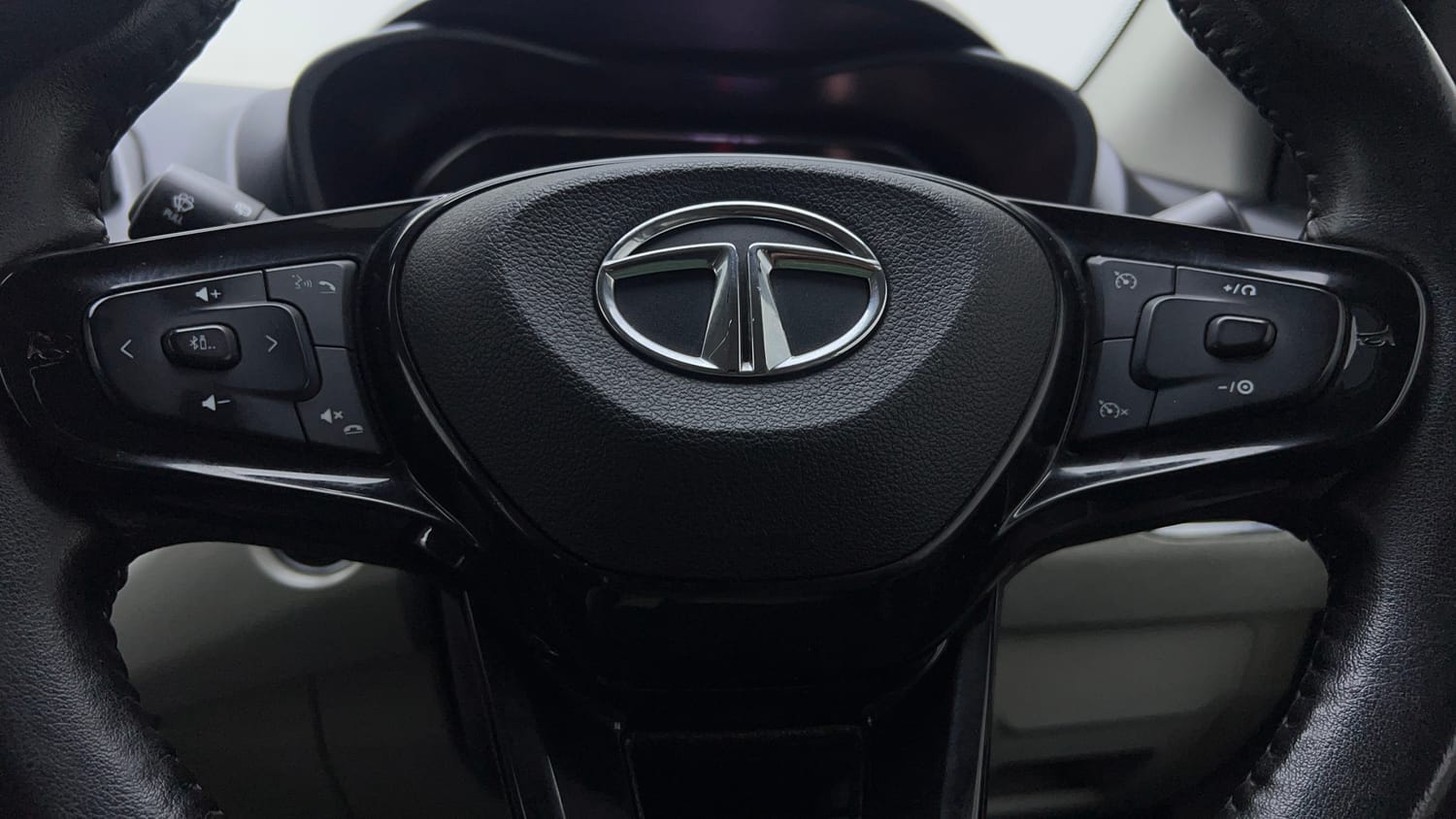 Used 2022 Tata Nexon XZ Plus Diesel (S) Diesel Manual top_features Airbags
