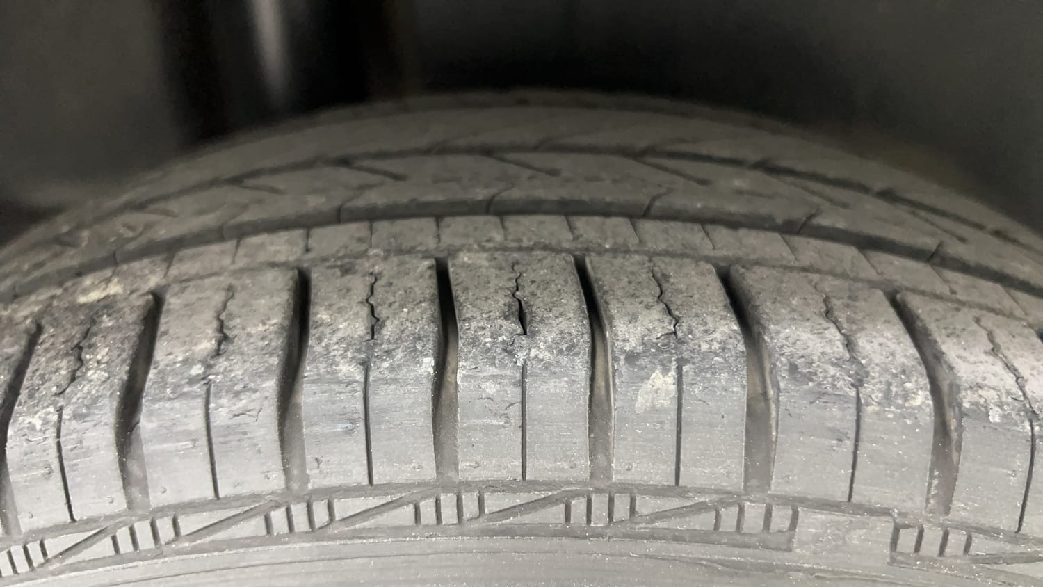Used 2017 Maruti Suzuki Ciaz ZXi  AT Petrol Automatic tyres RIGHT REAR TYRE TREAD VIEW