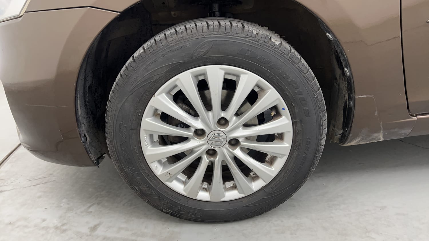 Used 2017 Maruti Suzuki Ciaz ZXi  AT Petrol Automatic tyres LEFT FRONT TYRE RIM VIEW