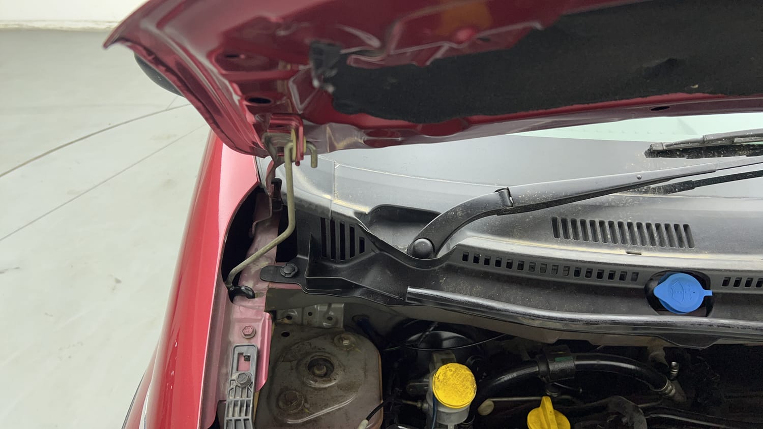 Used 2017 Datsun Redi-GO T (O) Petrol Manual engine ENGINE RIGHT SIDE HINGE & APRON VIEW