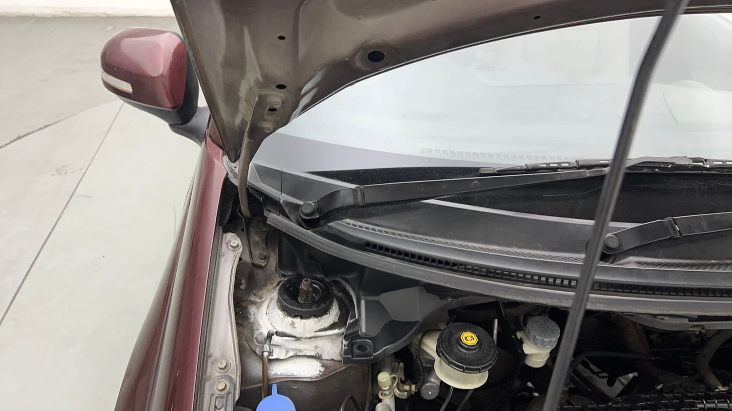Used 2014 Honda Amaze 1.2 VX i-VTEC Petrol Manual engine ENGINE RIGHT SIDE HINGE & APRON VIEW