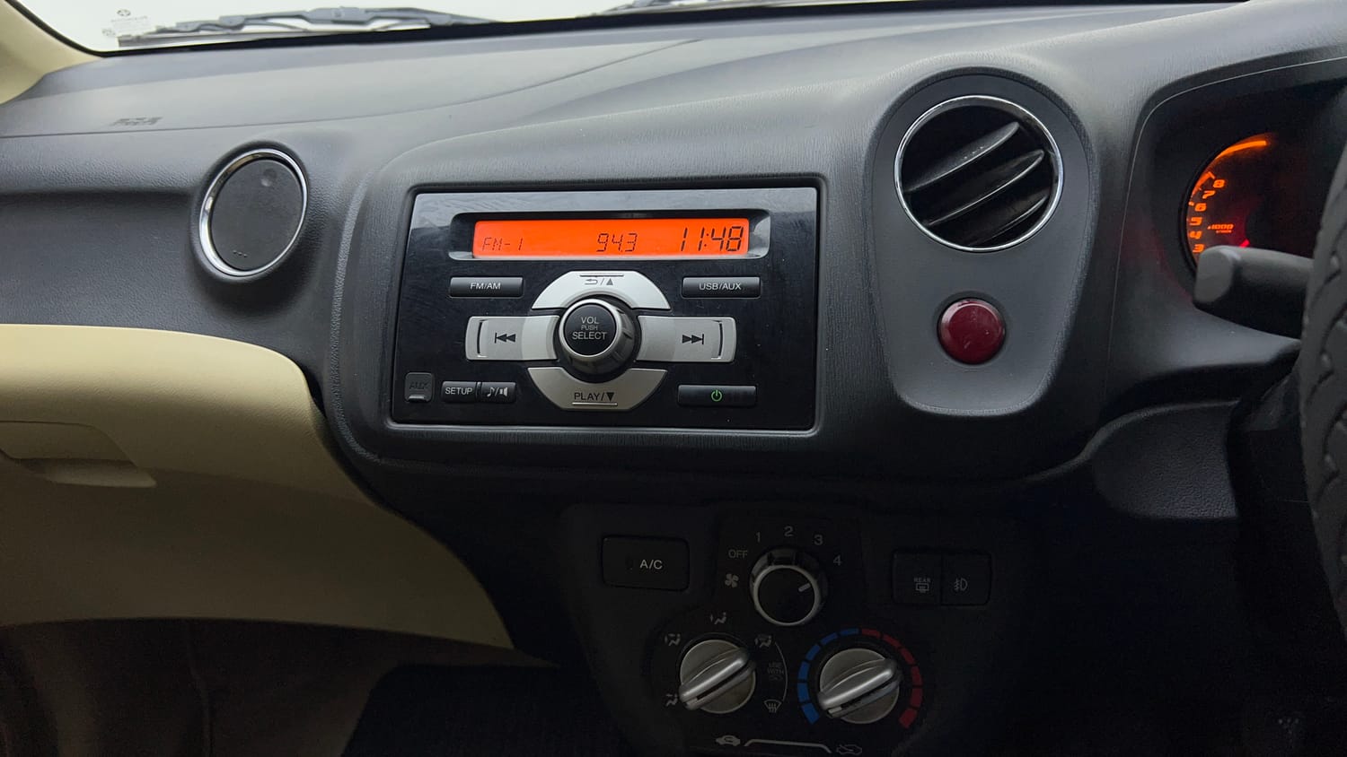 Used 2014 Honda Amaze 1.2 VX i-VTEC Petrol Manual top_features Integrated (in-dash) music system
