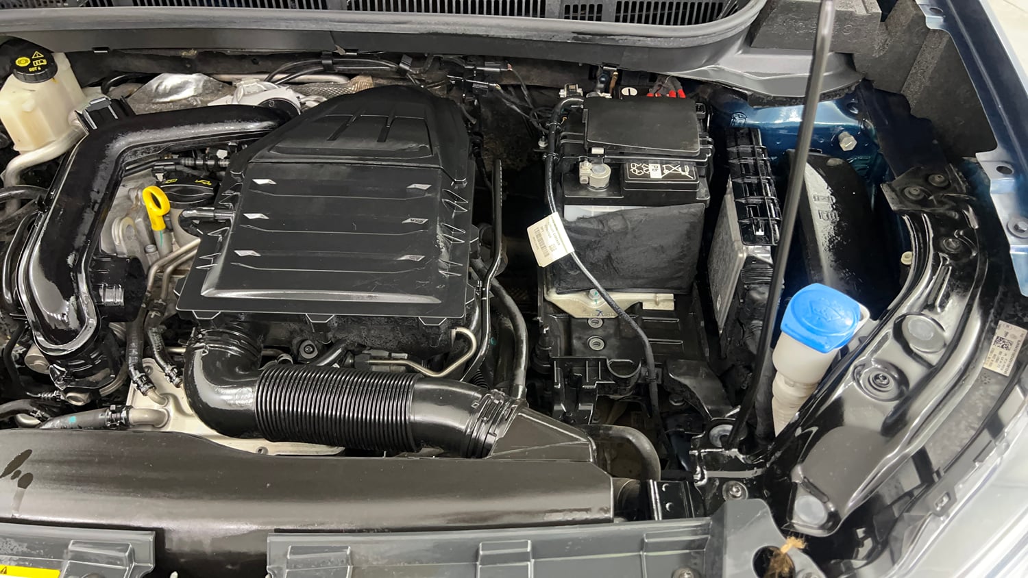 Used 2024 Volkswagen Taigun Comfortline 1.0 TSI MT Petrol Manual engine ENGINE LEFT SIDE VIEW