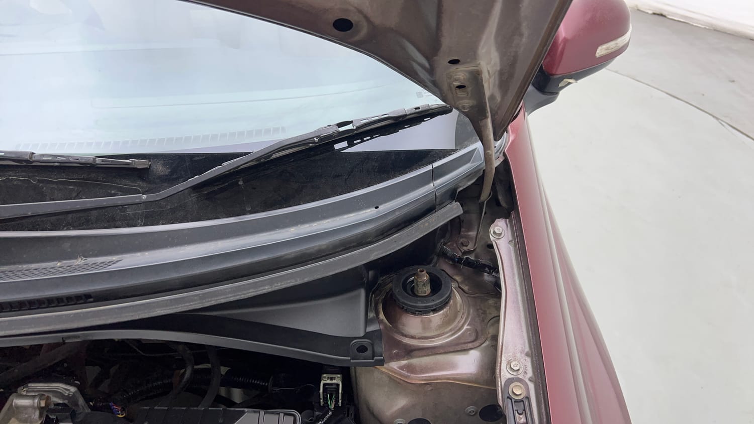 Used 2014 Honda Amaze 1.2 VX i-VTEC Petrol Manual engine ENGINE LEFT SIDE HINGE & APRON VIEW
