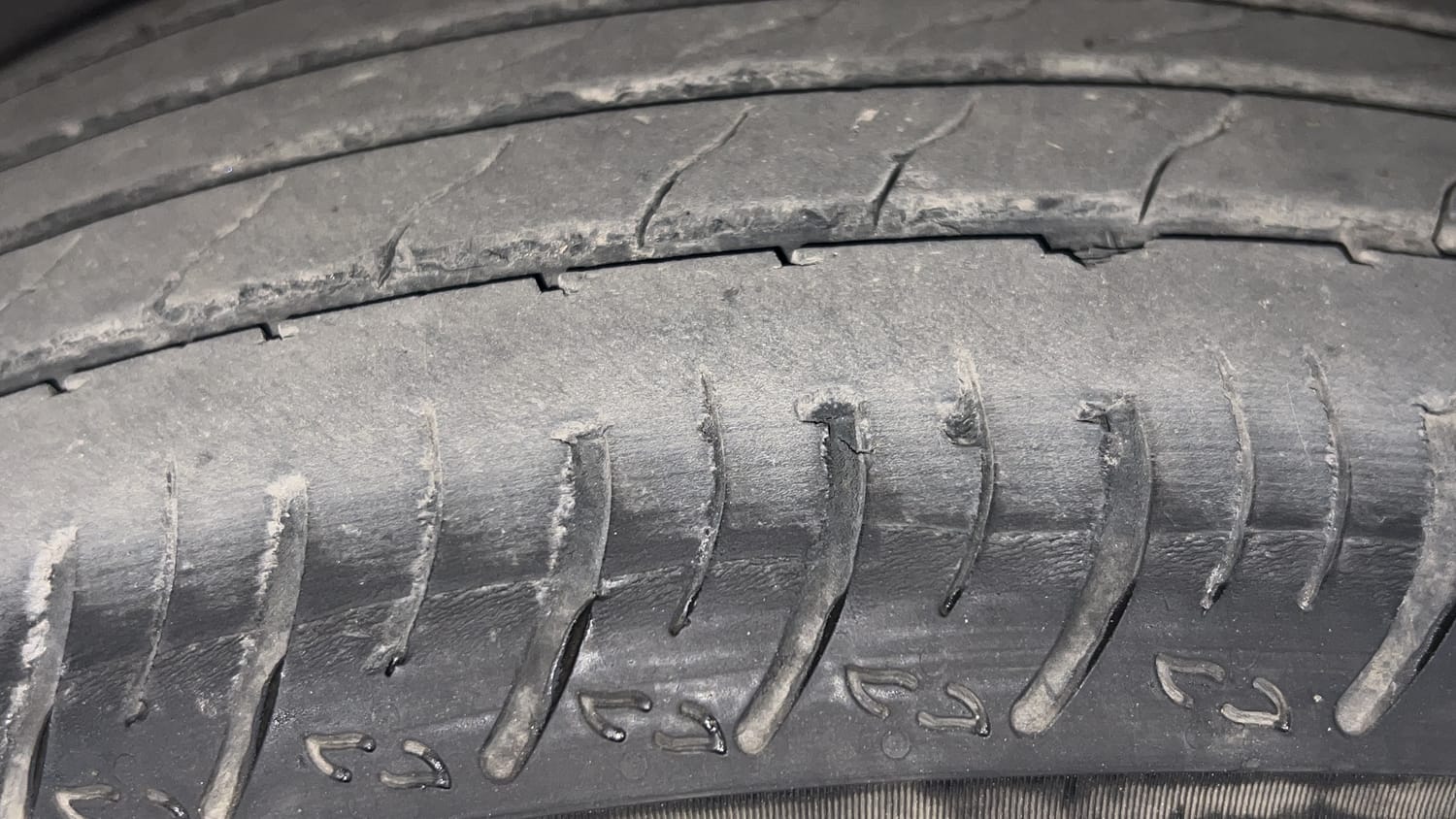 Used 2021 Nissan Magnite XL Turbo CVT Petrol Automatic tyres LEFT FRONT TYRE TREAD VIEW