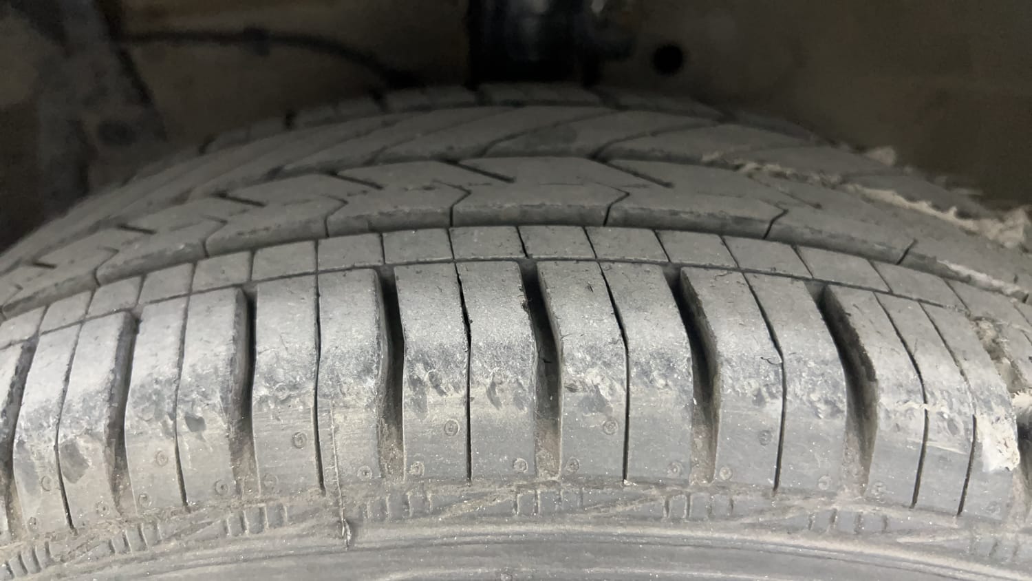 Used 2017 Maruti Suzuki Ciaz ZXi  AT Petrol Automatic tyres LEFT FRONT TYRE TREAD VIEW