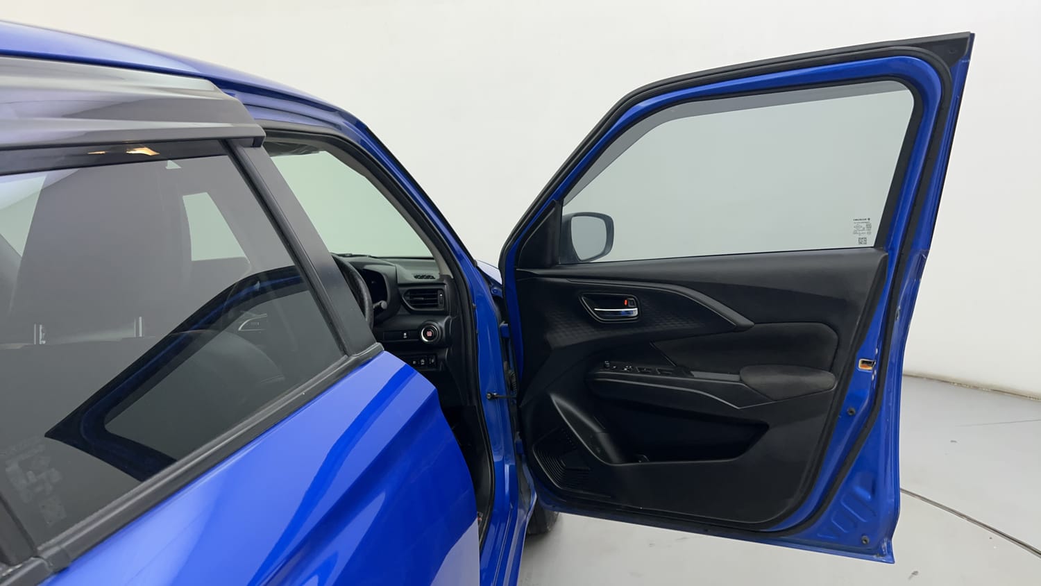 Used 2024 Maruti Suzuki Swift VXi (O) Petrol Manual interior RIGHT FRONT DOOR OPEN VIEW