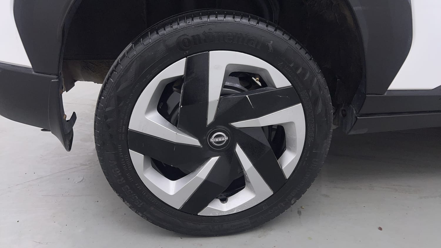 Used 2021 Nissan Magnite XL Turbo CVT Petrol Automatic tyres RIGHT REAR TYRE RIM VIEW