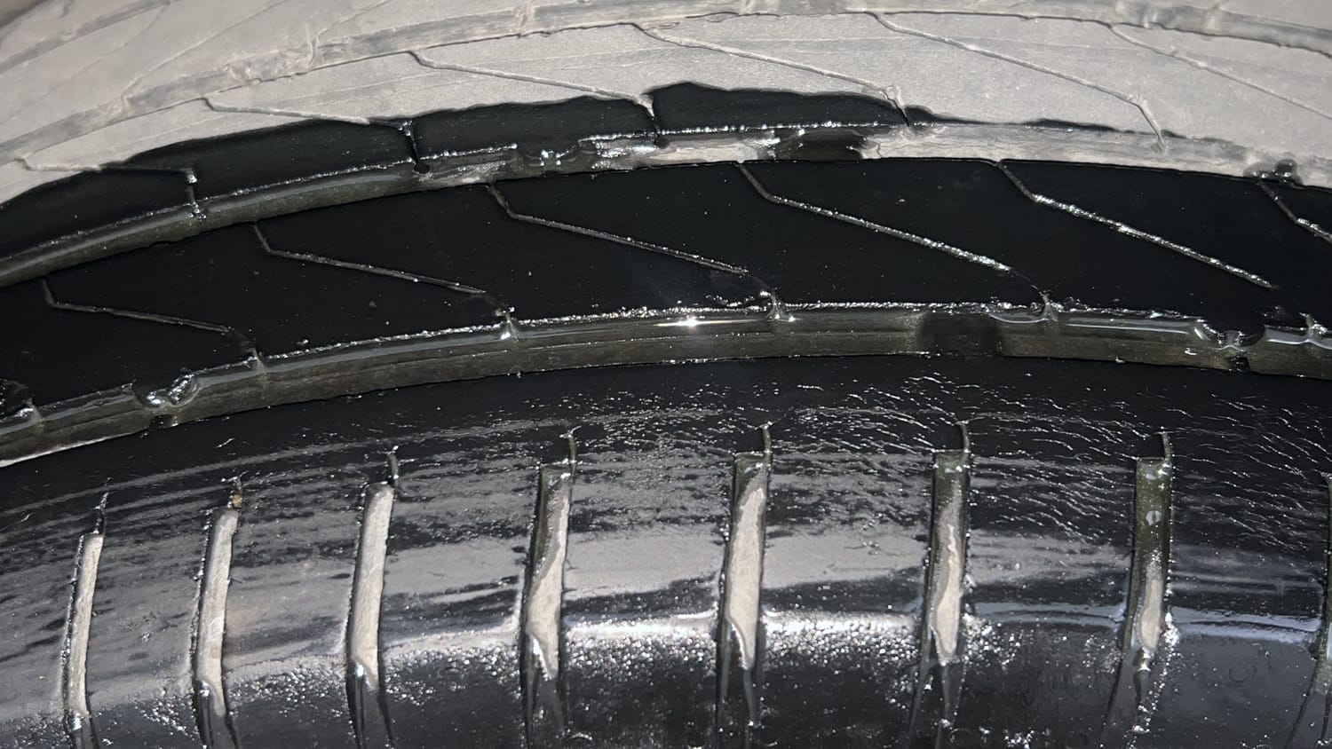 Used 2021 Nissan Magnite XL Turbo CVT Petrol Automatic tyres LEFT REAR TYRE TREAD VIEW