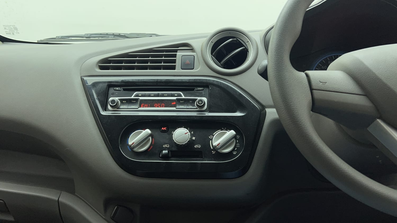 Used 2017 Datsun Redi-GO T (O) Petrol Manual interior MUSIC SYSTEM & AC CONTROL VIEW