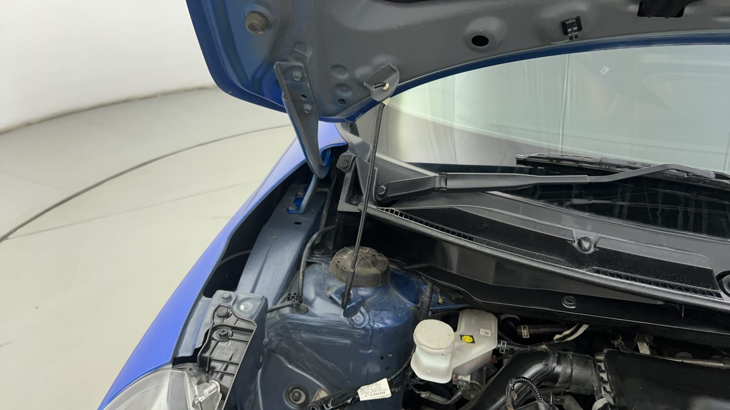 Used 2024 Maruti Suzuki Swift VXi (O) Petrol Manual engine ENGINE RIGHT SIDE HINGE & APRON VIEW