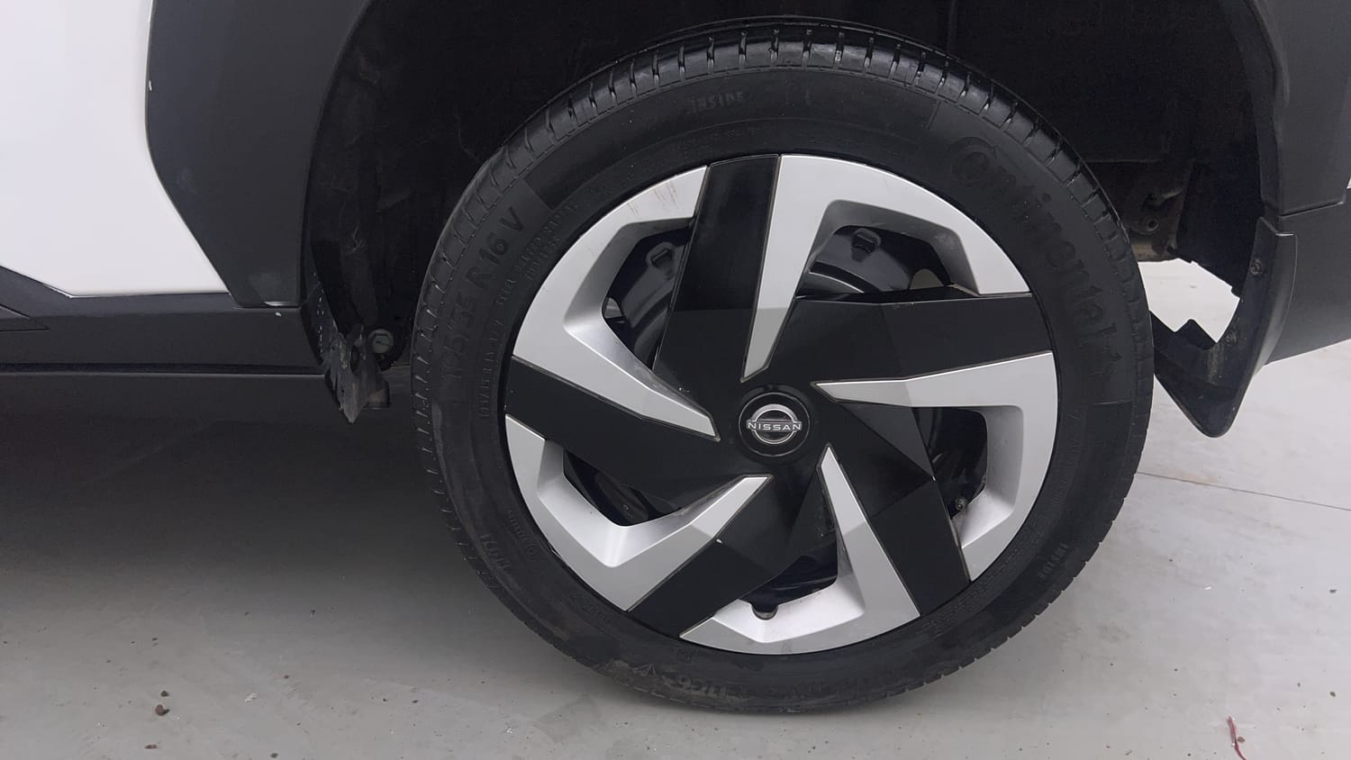 Used 2021 Nissan Magnite XL Turbo CVT Petrol Automatic tyres LEFT REAR TYRE RIM VIEW