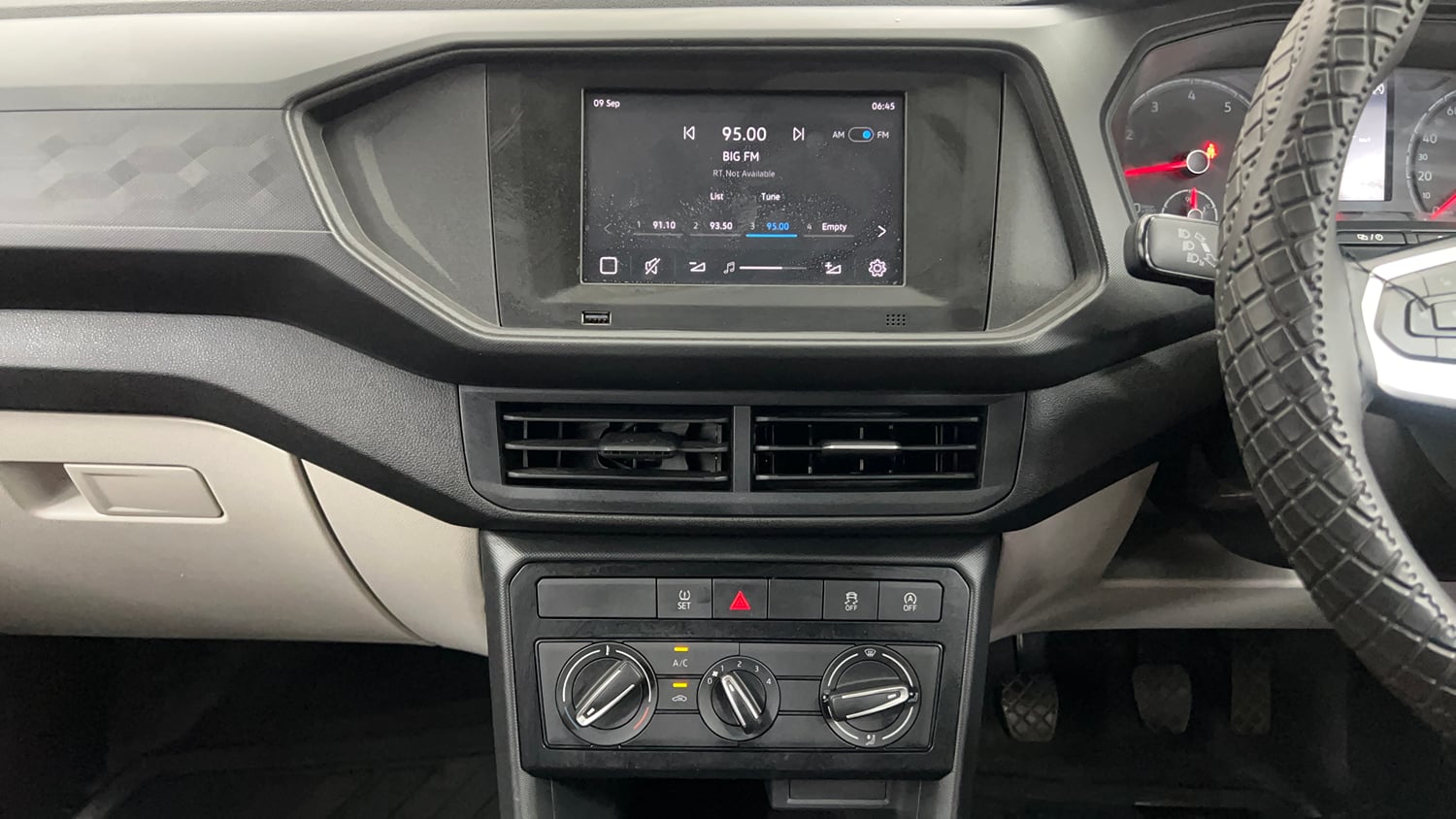 Used 2024 Volkswagen Taigun Comfortline 1.0 TSI MT Petrol Manual interior MUSIC SYSTEM & AC CONTROL VIEW