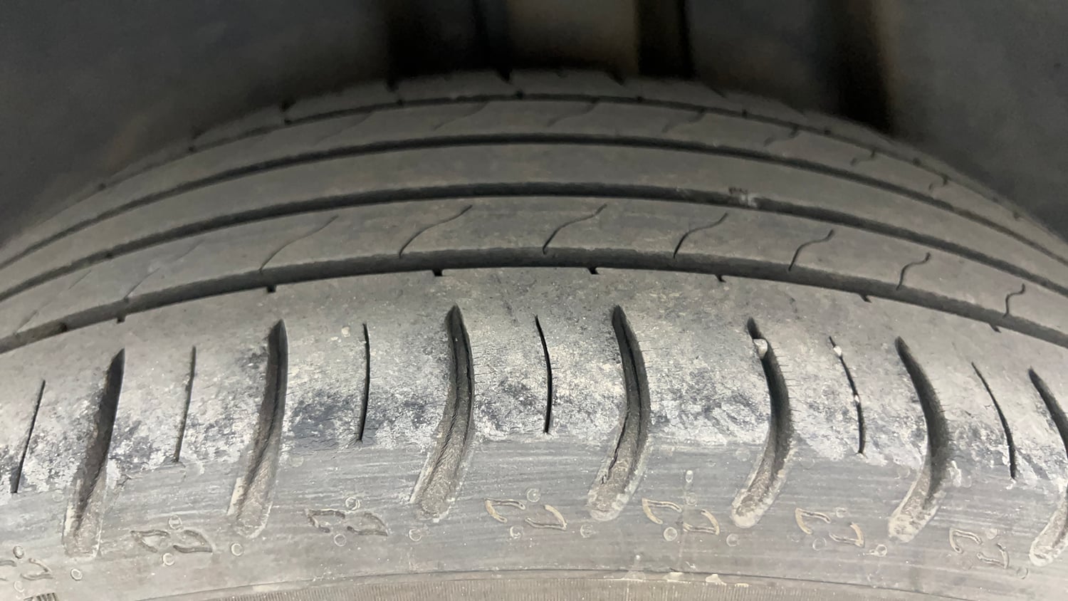 Used 2024 Volkswagen Taigun Comfortline 1.0 TSI MT Petrol Manual tyres LEFT REAR TYRE TREAD VIEW