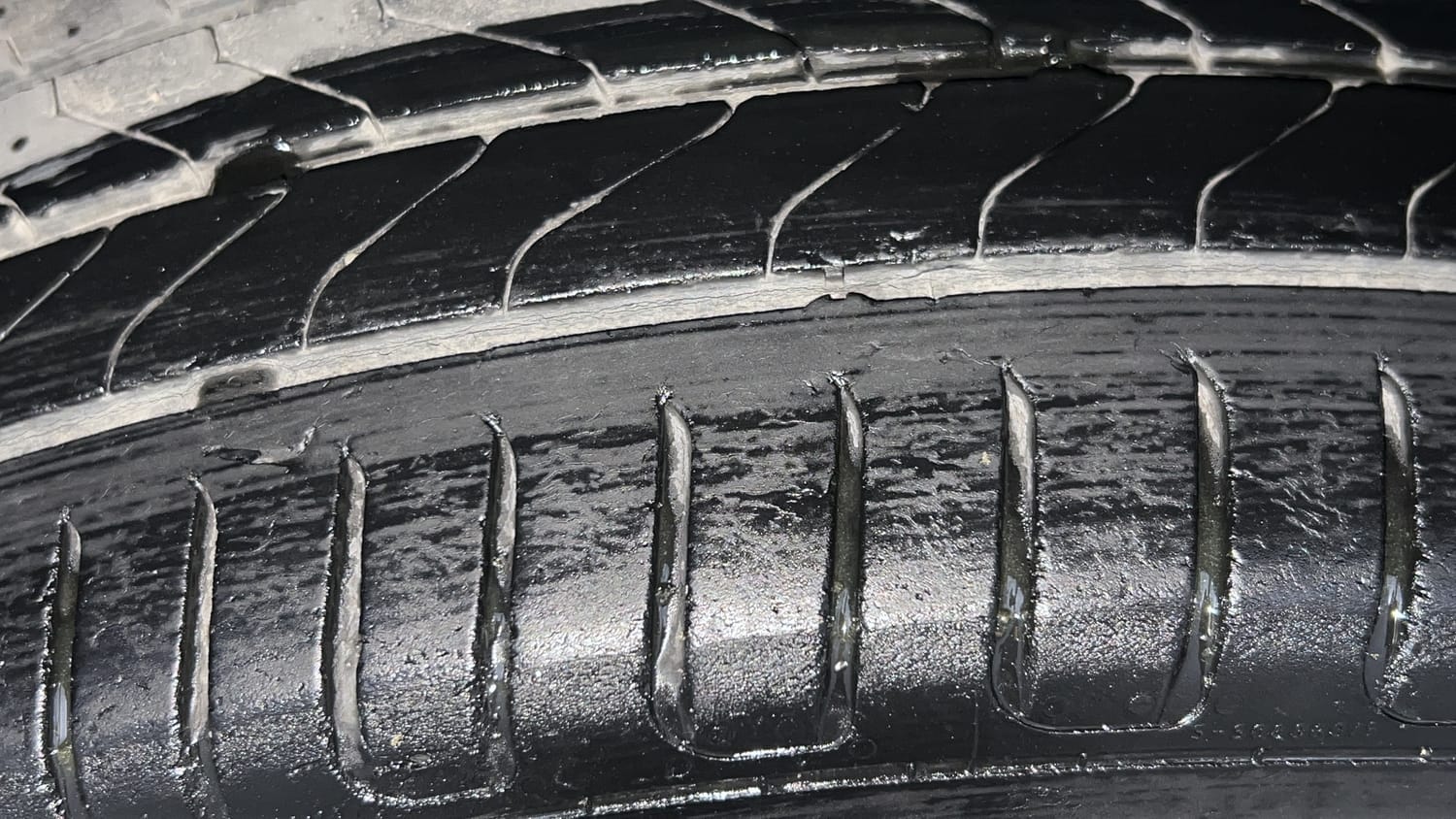 Used 2021 Nissan Magnite XL Turbo CVT Petrol Automatic tyres RIGHT REAR TYRE TREAD VIEW