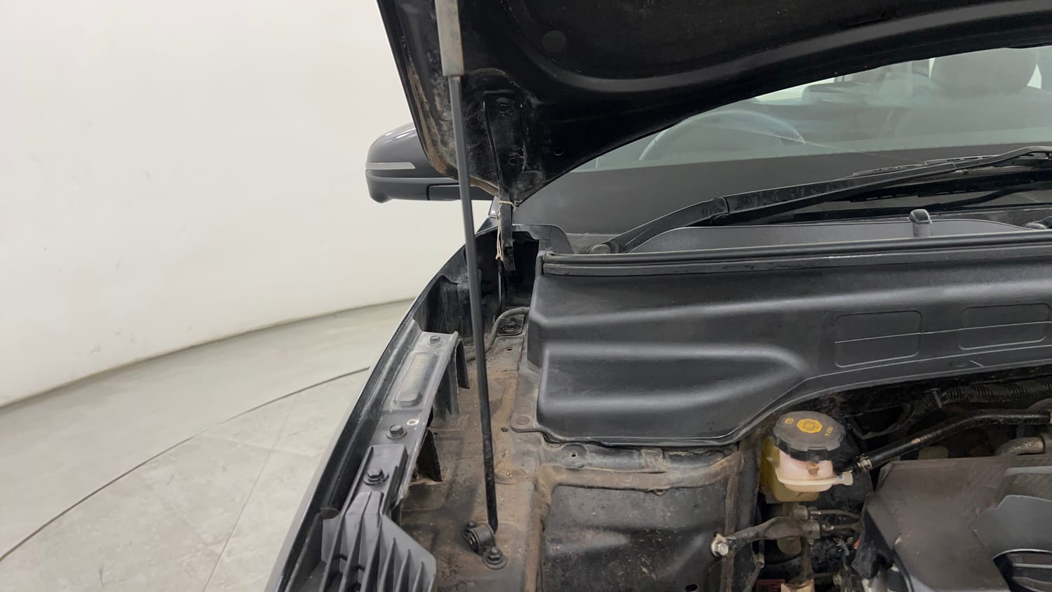 Used 2025 Hyundai Creta 1.5 MPi Petrol IVT SX(O) Knight Edition Petrol Automatic engine ENGINE RIGHT SIDE HINGE & APRON VIEW