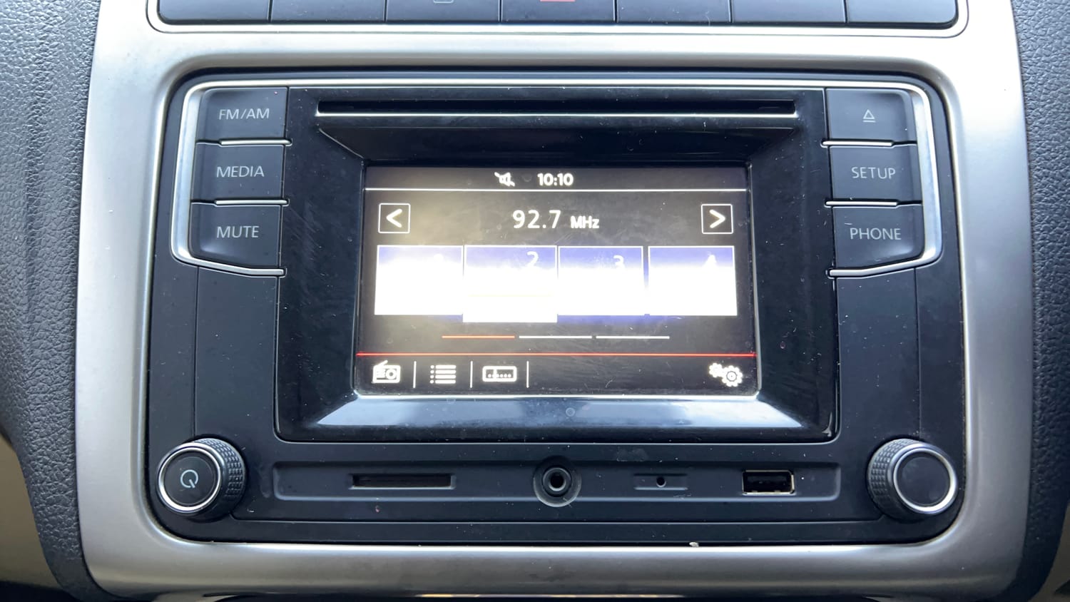 Used 2016 Volkswagen Polo Highline1.2L (P) Petrol Manual top_features Touch screen infotainment system