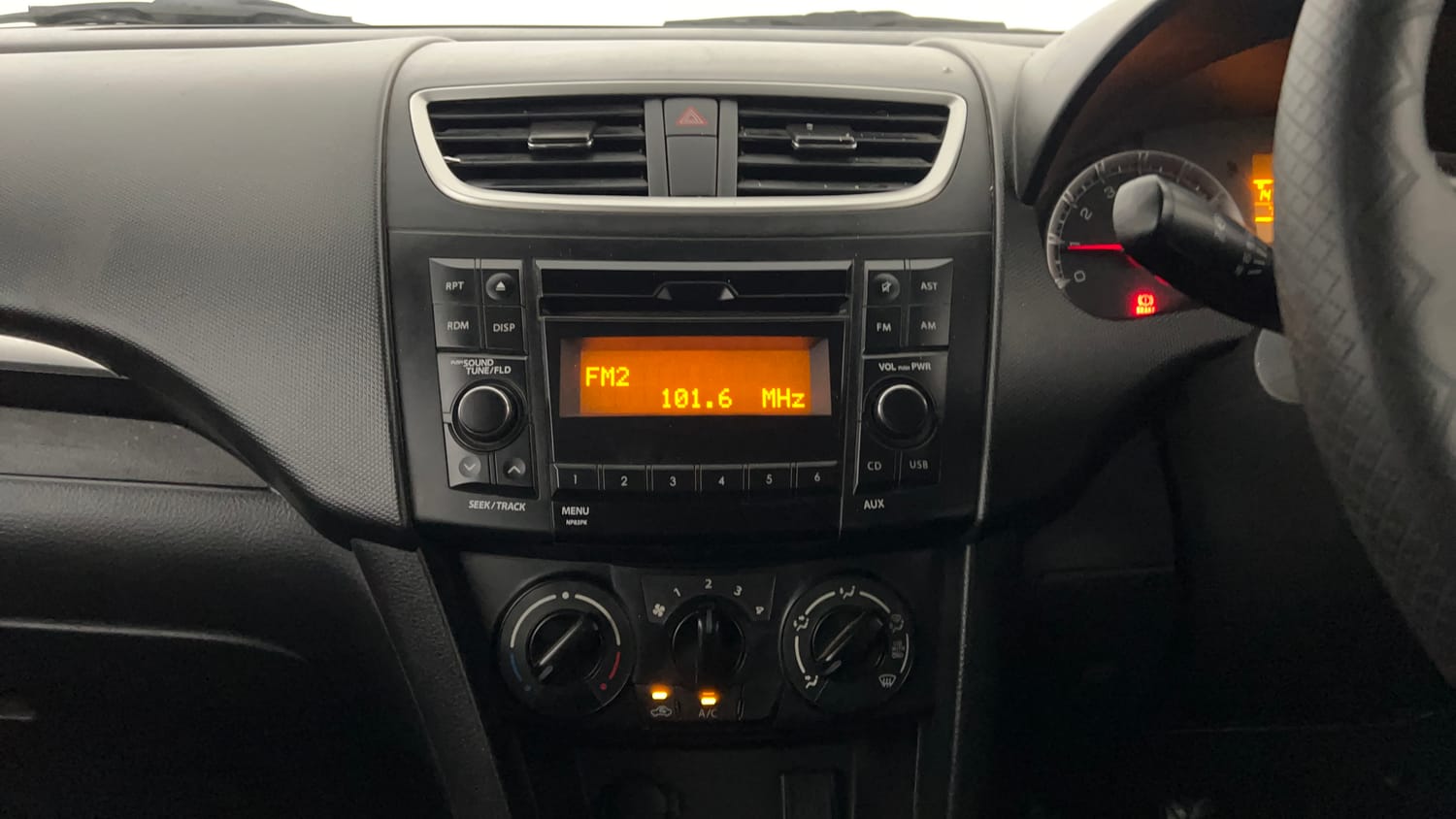 Used 2015 Maruti Suzuki Swift VXi Petrol Manual interior MUSIC SYSTEM & AC CONTROL VIEW