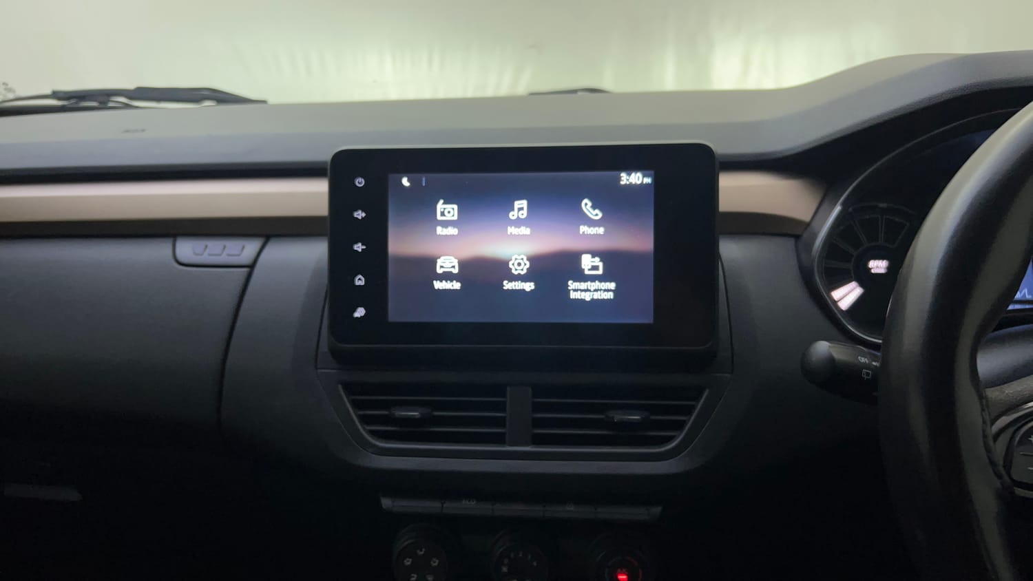 Used 2022 Renault Kiger RXT (O) Turbo CVT Dual Tone Petrol Automatic top_features Integrated (in-dash) music system