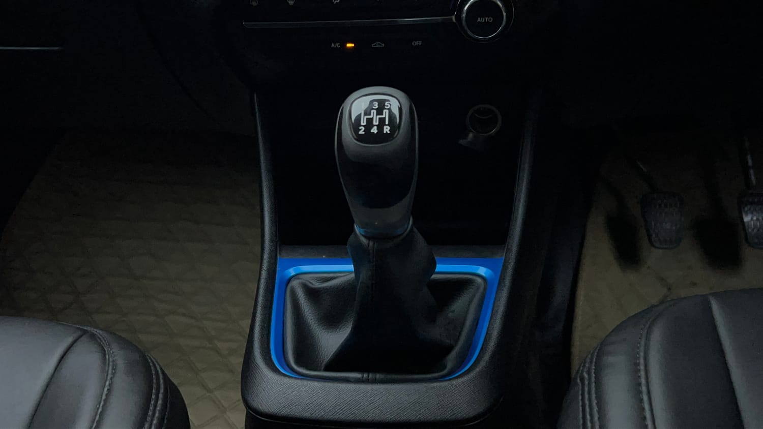 Used 2022 Tata Punch Creative Dual Tone Petrol Manual interior GEAR  KNOB VIEW