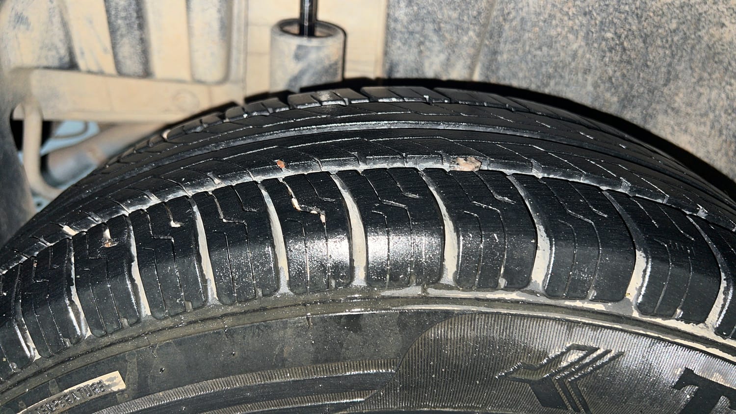 Used 2015 Maruti Suzuki Swift VXi Petrol Manual tyres RIGHT REAR TYRE TREAD VIEW