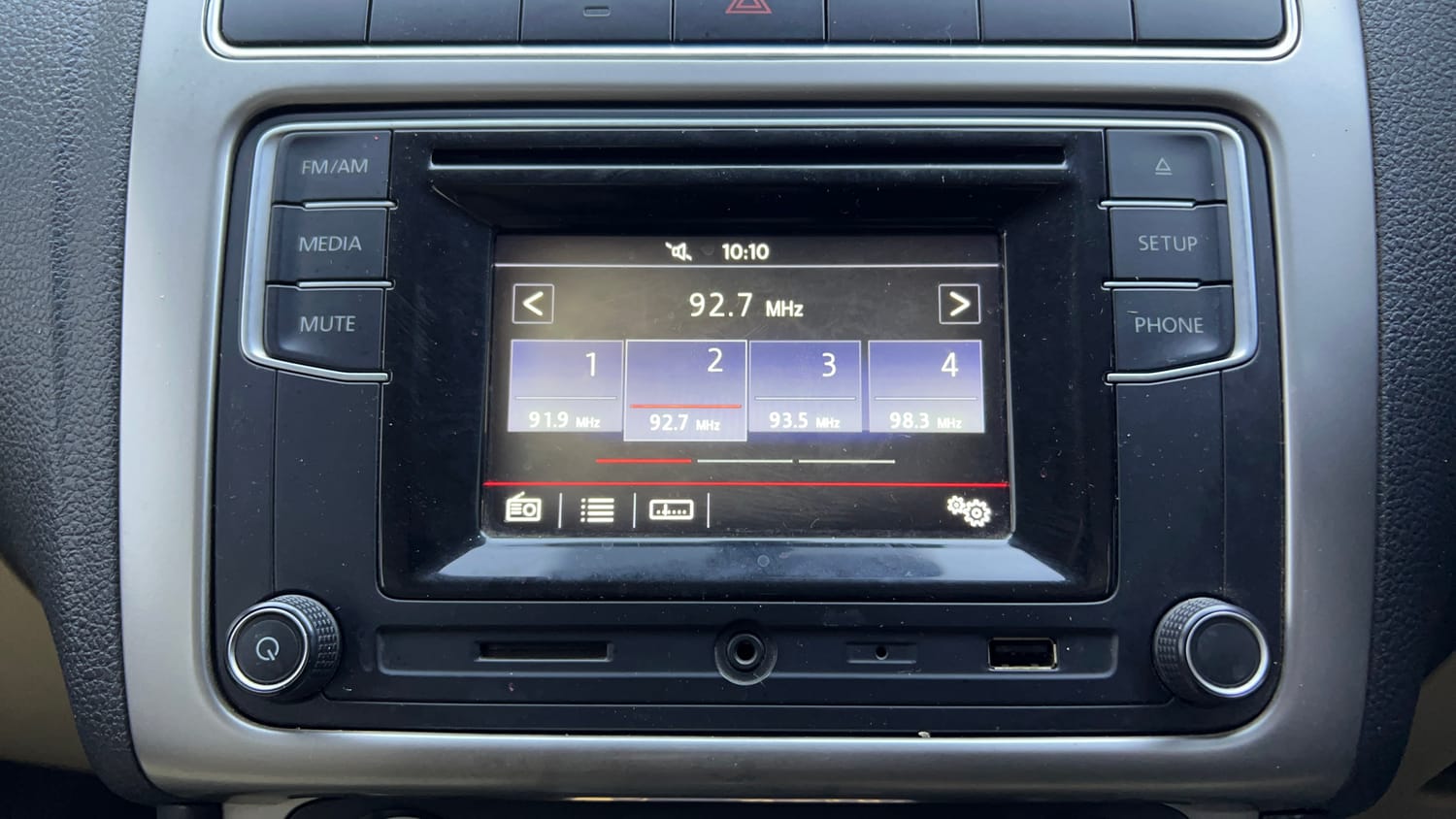 Used 2016 Volkswagen Polo Highline1.2L (P) Petrol Manual top_features Integrated (in-dash) music system