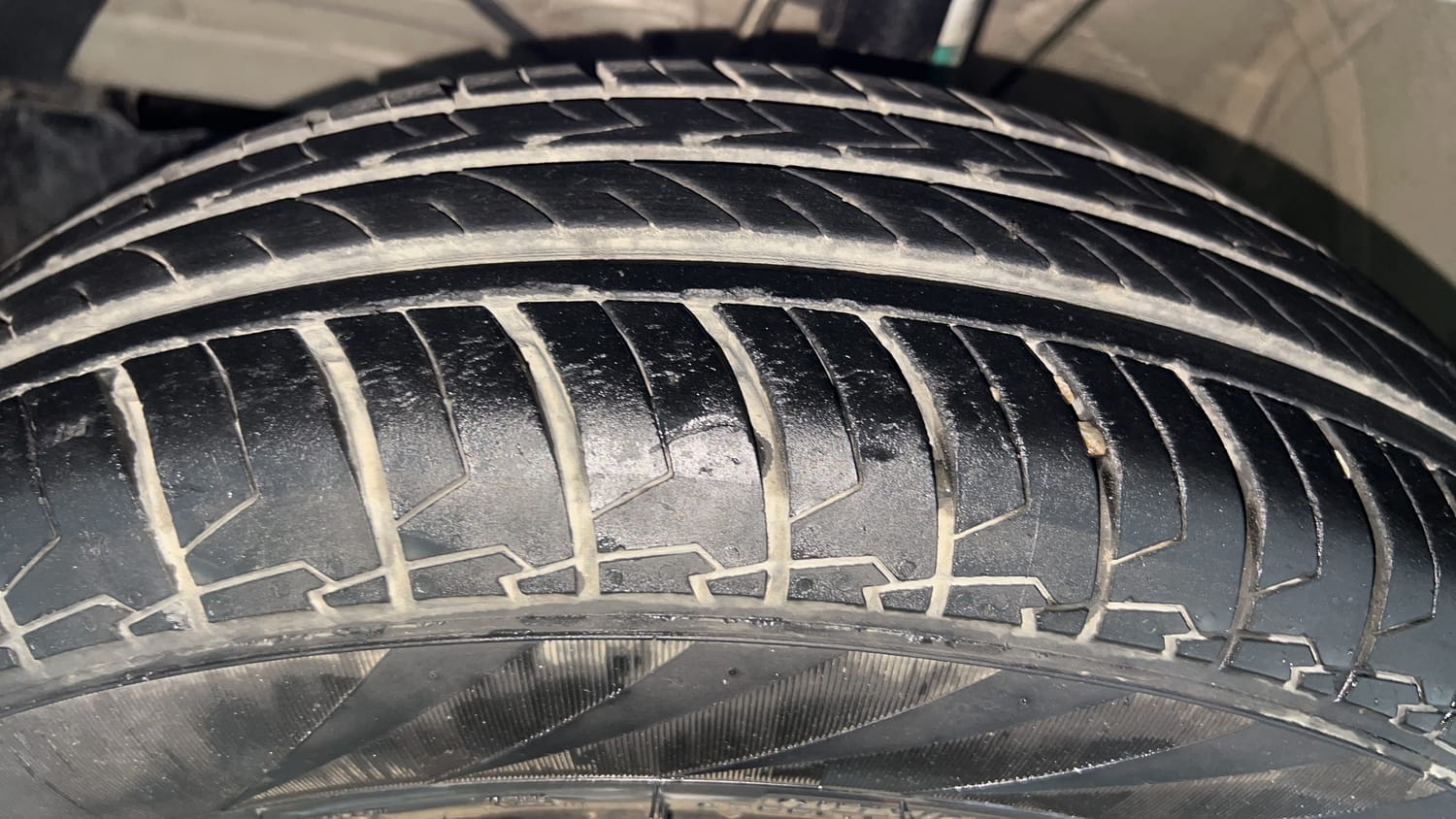 Used 2023 Maruti Suzuki Swift VXi Petrol Manual tyres LEFT FRONT TYRE TREAD VIEW