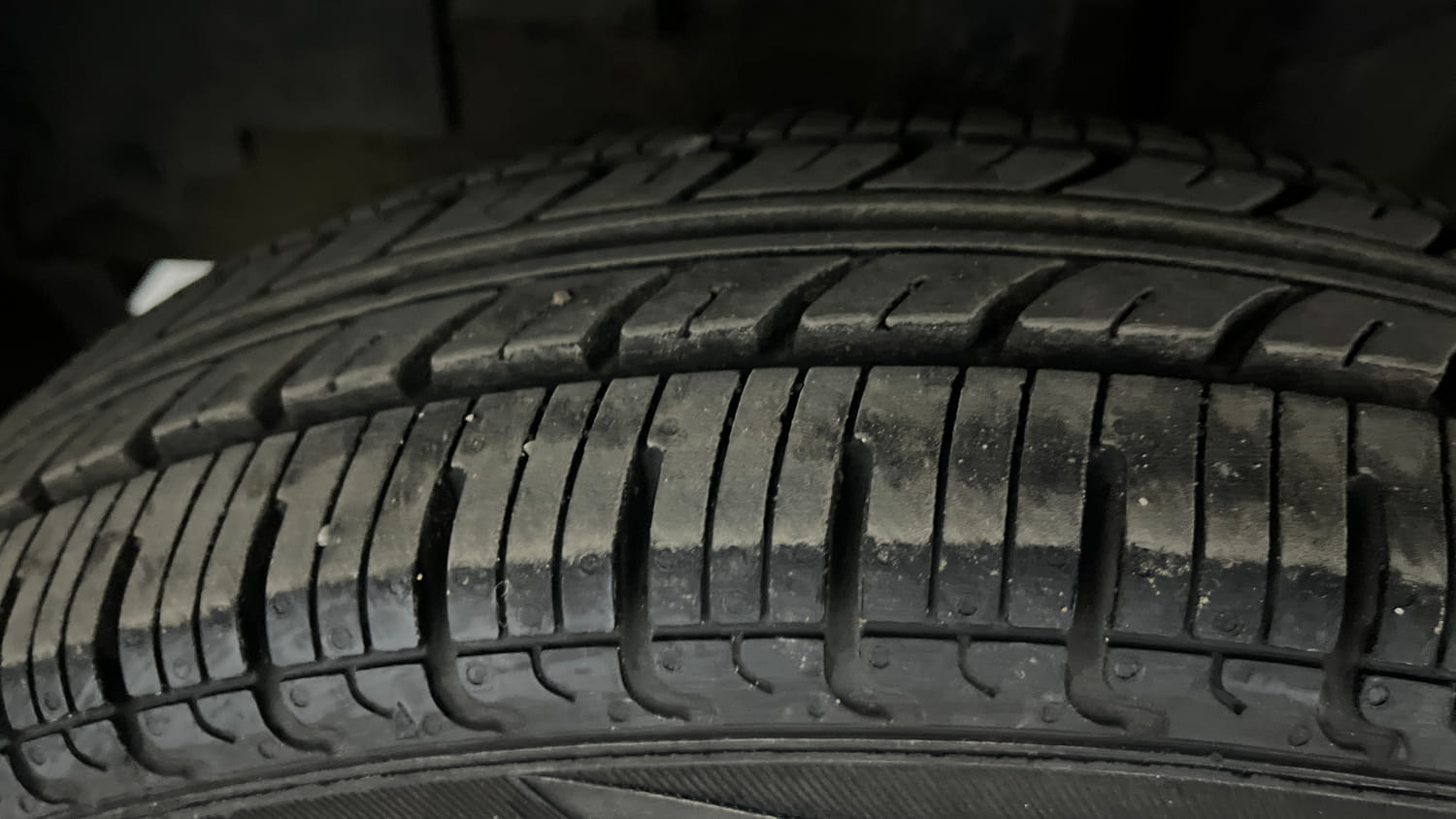 Used 2016 Renault Kwid RXT Petrol Manual tyres LEFT FRONT TYRE TREAD VIEW