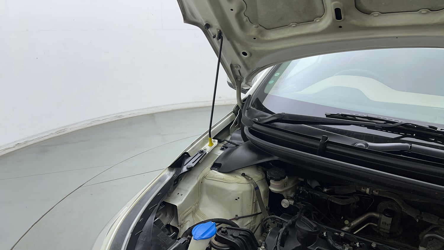 Used 2019 Hyundai Elite i20 Asta 1.2 Petrol Manual engine ENGINE RIGHT SIDE HINGE & APRON VIEW
