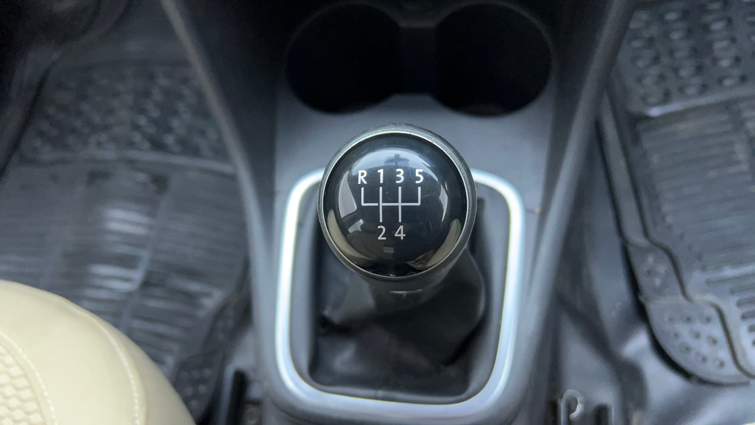 Used 2016 Volkswagen Polo Highline1.2L (P) Petrol Manual interior GEAR  KNOB VIEW